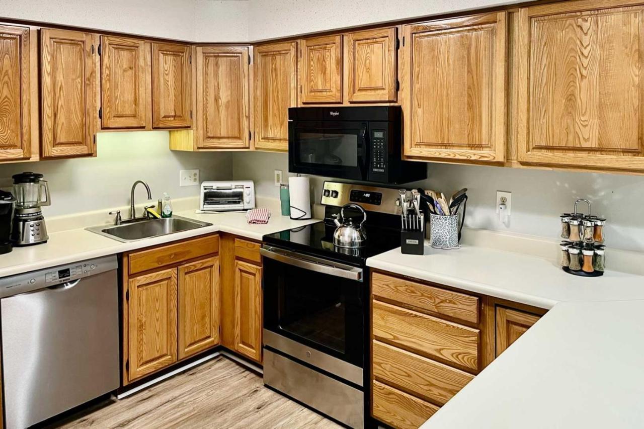 Lincoln Condo With Views, Pool, Hot Tub And Balcony! المظهر الخارجي الصورة